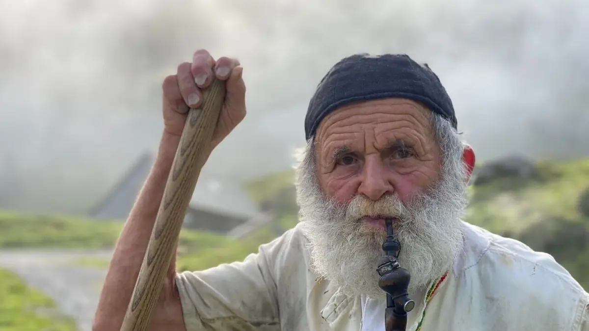 Les Alpes Suisses : Entre traditions et superstitions Lutteuses alpines et prophètes du climat