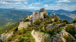Visuel de Les aristos : traditions secrètes et vie de château