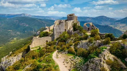 Les aristos : traditions secrètes et vie de château