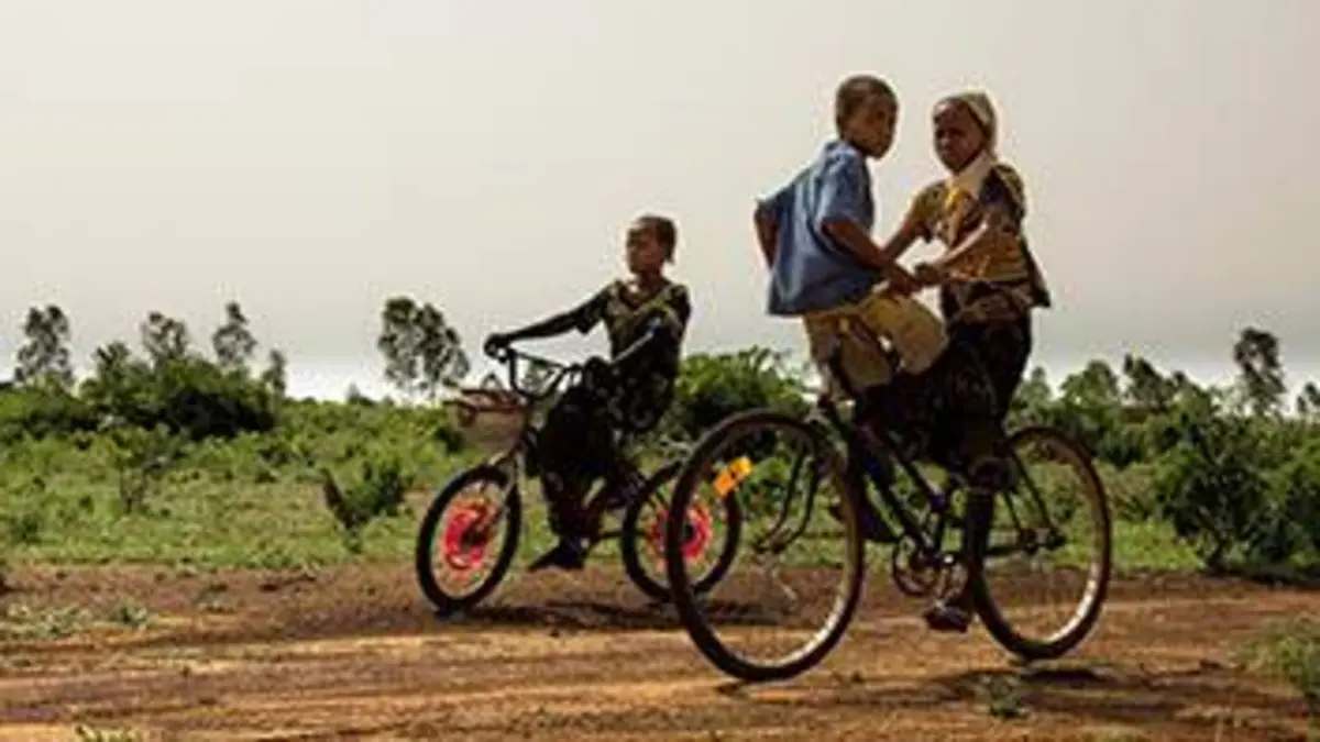 Les chemins de l'école S01E01 De Devi, Kritika et Olivier