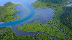 Les détroits, entre terre et mer