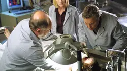 Les experts  S01E06 Du sang sur le parquet