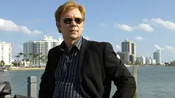 Les experts : Miami S04E25 L'un des nôtres