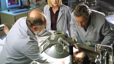 Les experts S01E06 Du sang sur le parquet