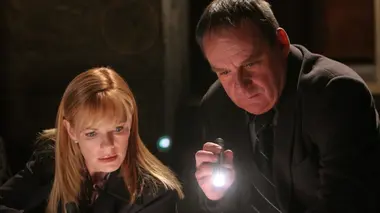 Les experts S05E11 Qui a tué Sherlock Holmes ?