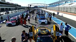 Les fous du volant : pilotes de course le week-end