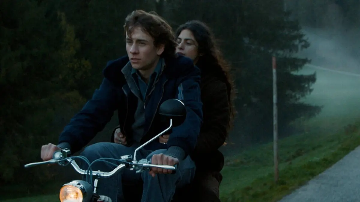 Les indociles S01E01 "Lulu et sa bande de communistes, tu vois où ça mène ?" (1973)