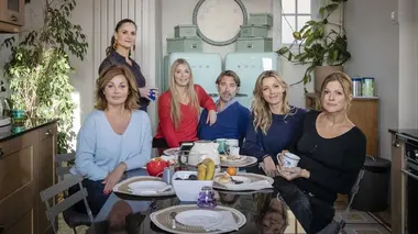 Les mystères de l'amour S19E16 Photos volées