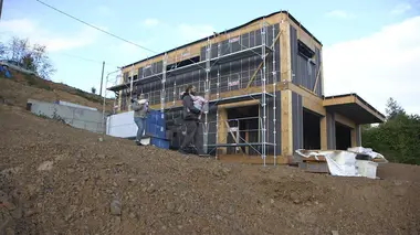 Les nouvelles maisons préférées des Français S01E04 Paradis à petits prix : des maisons de vacances pas comme les autres