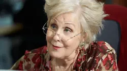 Les perles  S01E01 Panier de crabes