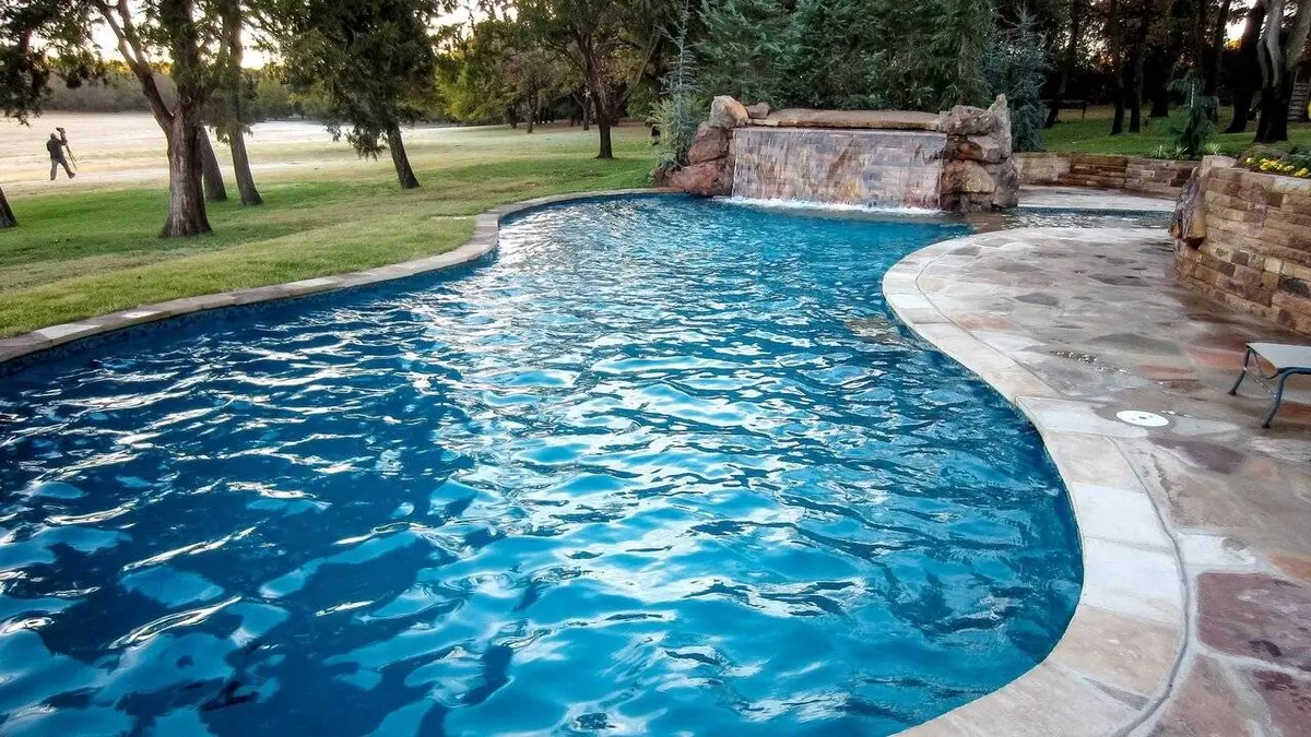 Les rois de la piscine S01E01 À l'abordage !