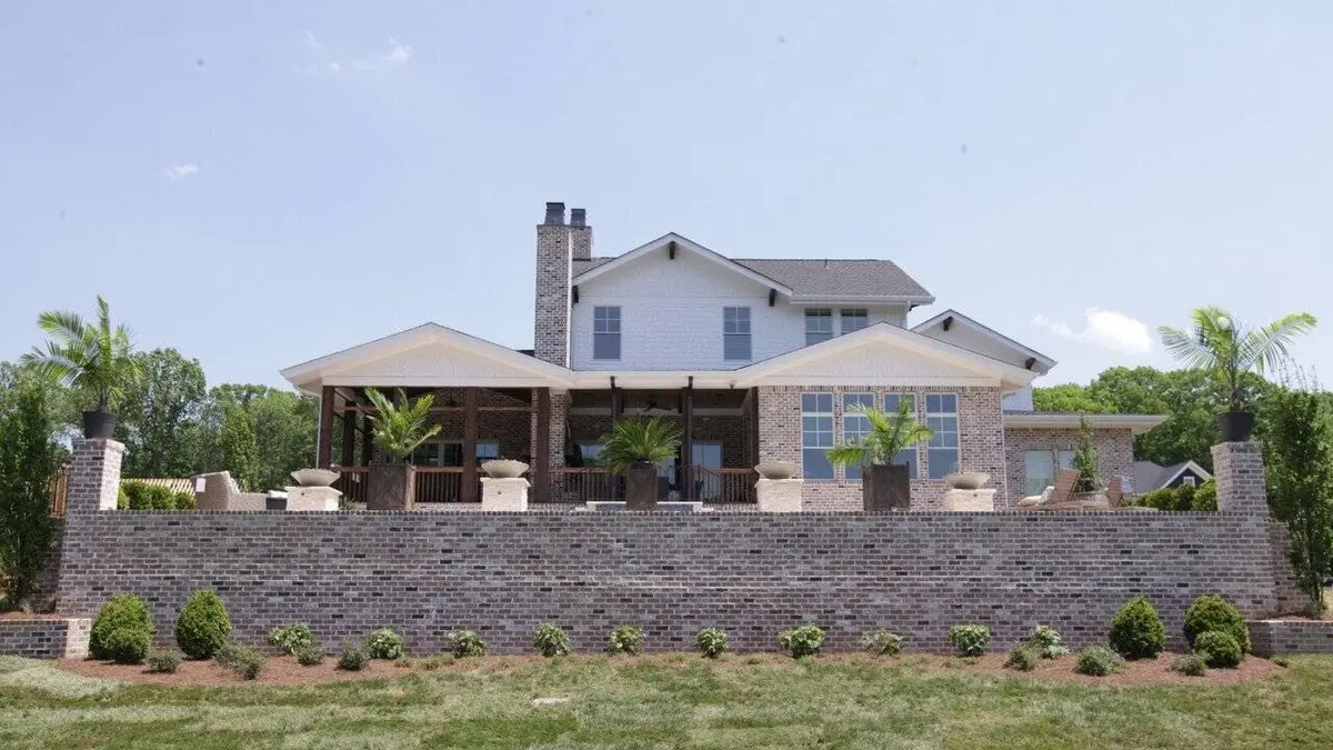 Les rois de la piscine S05E01 Une piscine hors sol