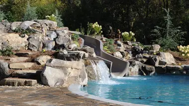 Les rois de la piscine S07E01 Le parc aquatique