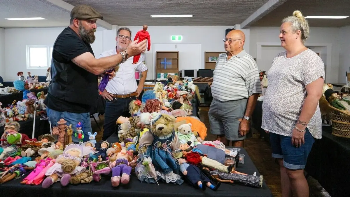 Les rois du rangement S01E07 Mille poupées