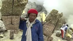 Les routes de l'impossible Indonésie, les forçats du volcan
