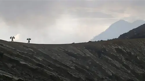 Les routes de l'impossible Indonésie, les forçats du volcan
