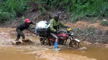 Les routes de l'impossible S12E04 Congo : les coursiers de la jungle
