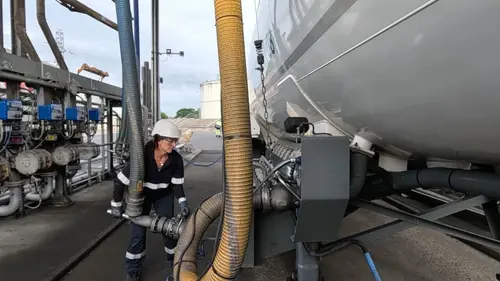 Les routiers : profession chauffeur poids lourd Laetitia et Adrien