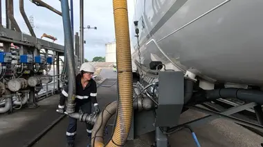 Les routiers : profession chauffeur poids lourd Laetitia et Adrien