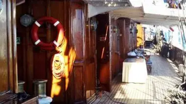 Du yacht de luxe au navire de guerre