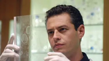 Les spécialistes : investigation scientifique S01E01 Détails troublants