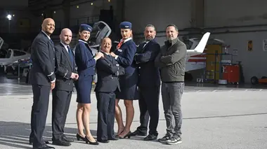 Les touristes S06E12 Les touristes : Mission hôtesses de l'air et stewards