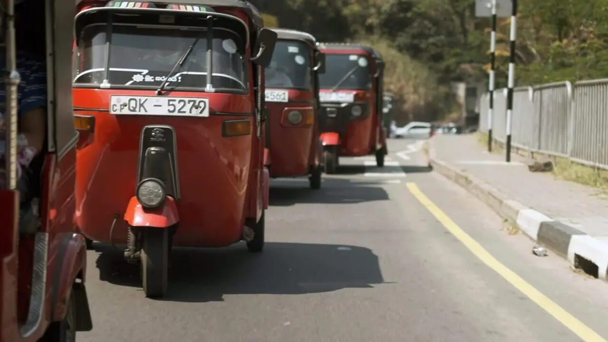 Les "tuk-tuk driveuses" du Sri Lanka