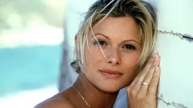 Les vacances de l'amour S01E01 Surprises