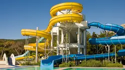Les vacances préférées des Français S02E01 En famille dans le plus grand parc aquatique d'Europe