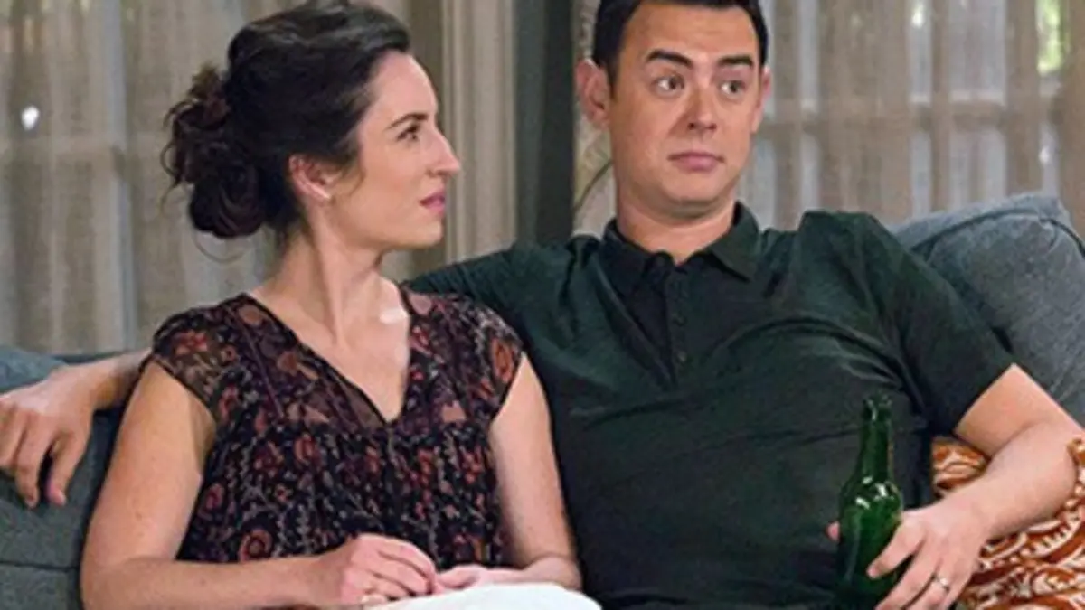 Life in Pieces S01E07 Nounou / Plongeon sur tente / Les boucles d'oreille / Cheeto