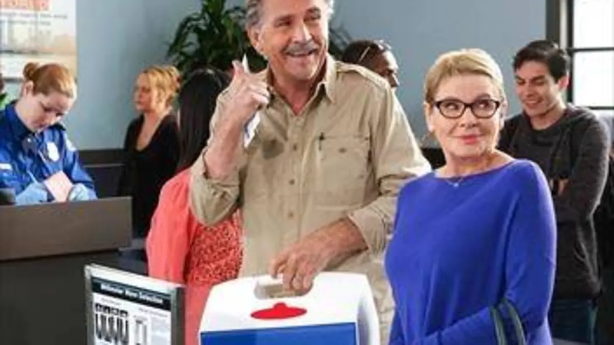Life in Pieces S02E21 Avion / Mexique / Bébé à bord / Retard