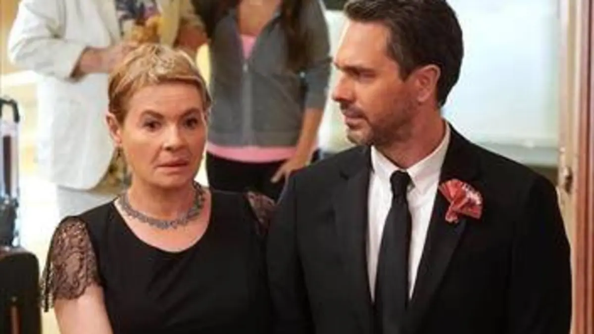 Life in Pieces S02E22 Poison / Feu / Tétons / L'univers
