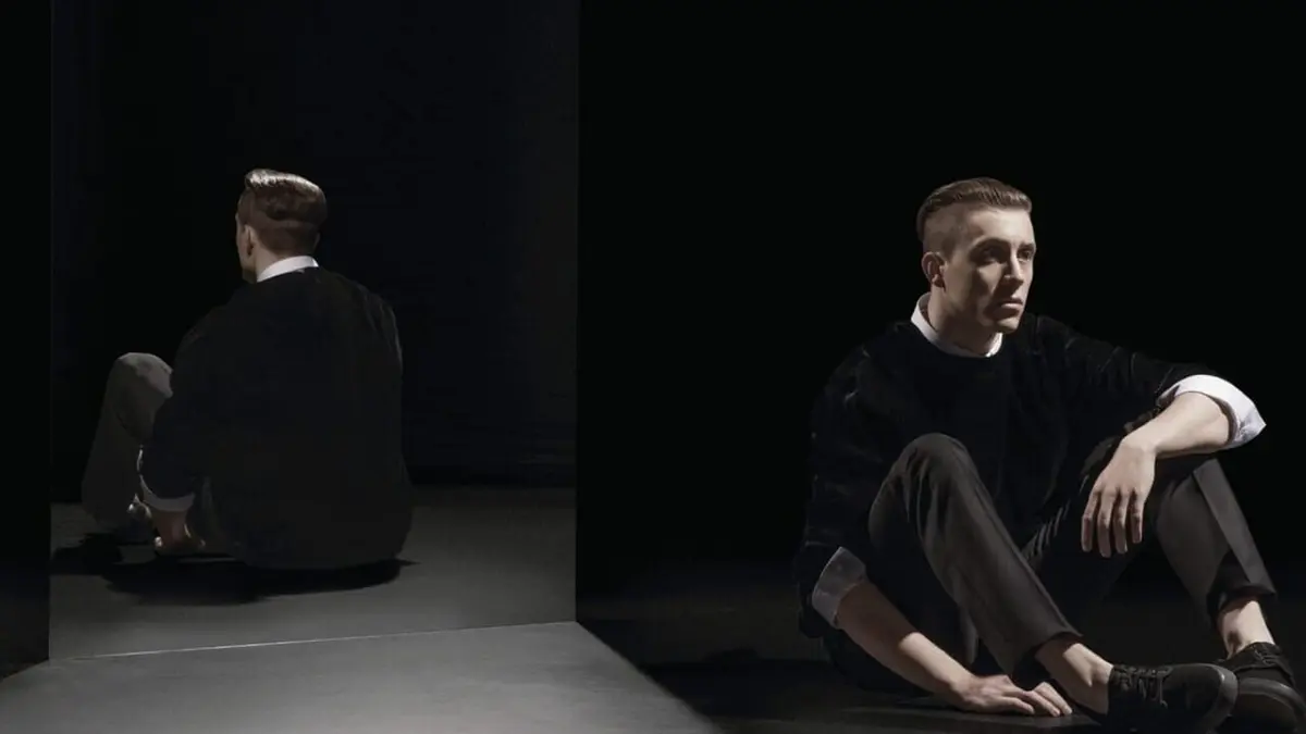 Loïc Nottet : au delà du miroir