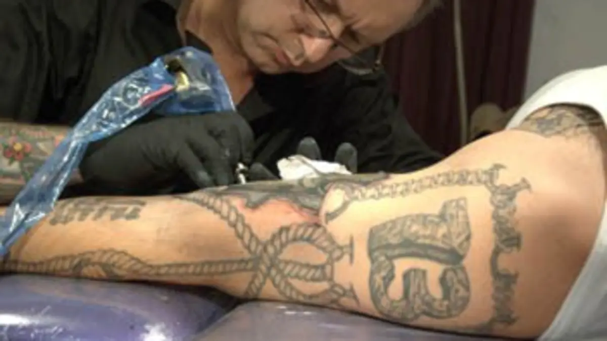 London Ink Episode 5 : Kiss Me