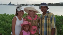 Ma famille d'abord S03E02 Tous à Hawaii