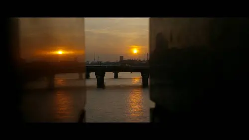 Main basse sur l'eau