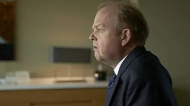 Main basse sur Pepys Road S01E01