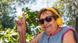 Mamie joue du punk-rock