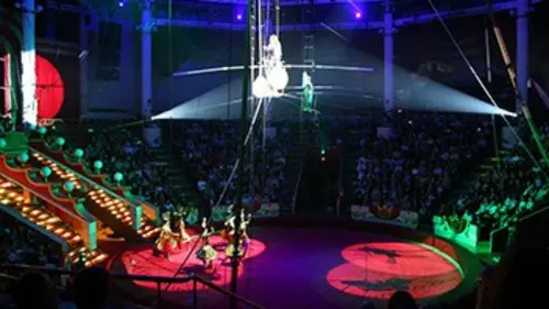 Marathoniens du spectacle : Bals populaires , cirques ou strip tease