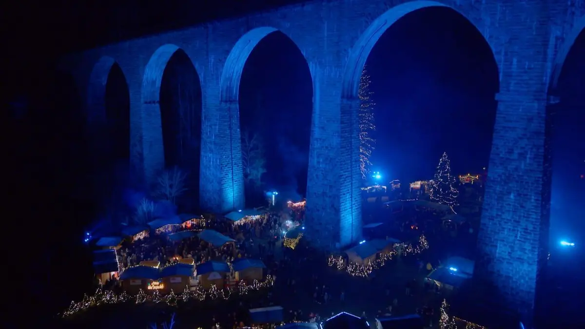 Marchés de Noël en folie et décorations de plus…
