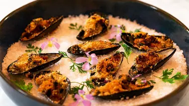 Les moules gratinées au chorizo et aux herbes fraiches