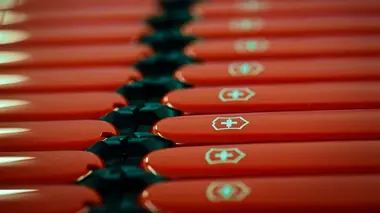 Mega Factories Couteaux suisses