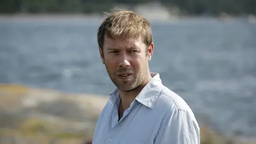 Meurtres à Sandhamn S02E01 Du sang sur la Baltique en streaming