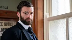 Miss Scarlet, détective privée S01E02 La rose de minuit en streaming