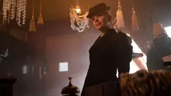 Miss Scarlet, détective privée  S04E01 L'Elysée