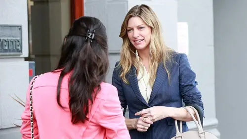 Mistresses S04E02 Une experte pas comme les autres