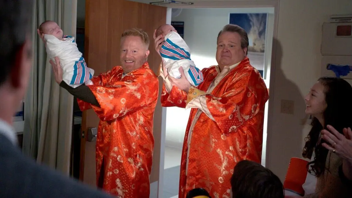 Modern Family S10E22 Une année d'anniversaires