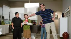 Modern Family S01E05 De la poussière sous le tapis