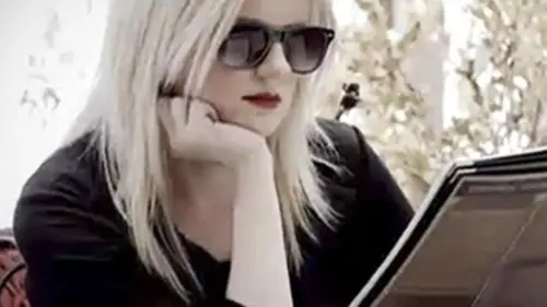 Mon ex est dingue S02E08 Legging de yoga, caméras et armada