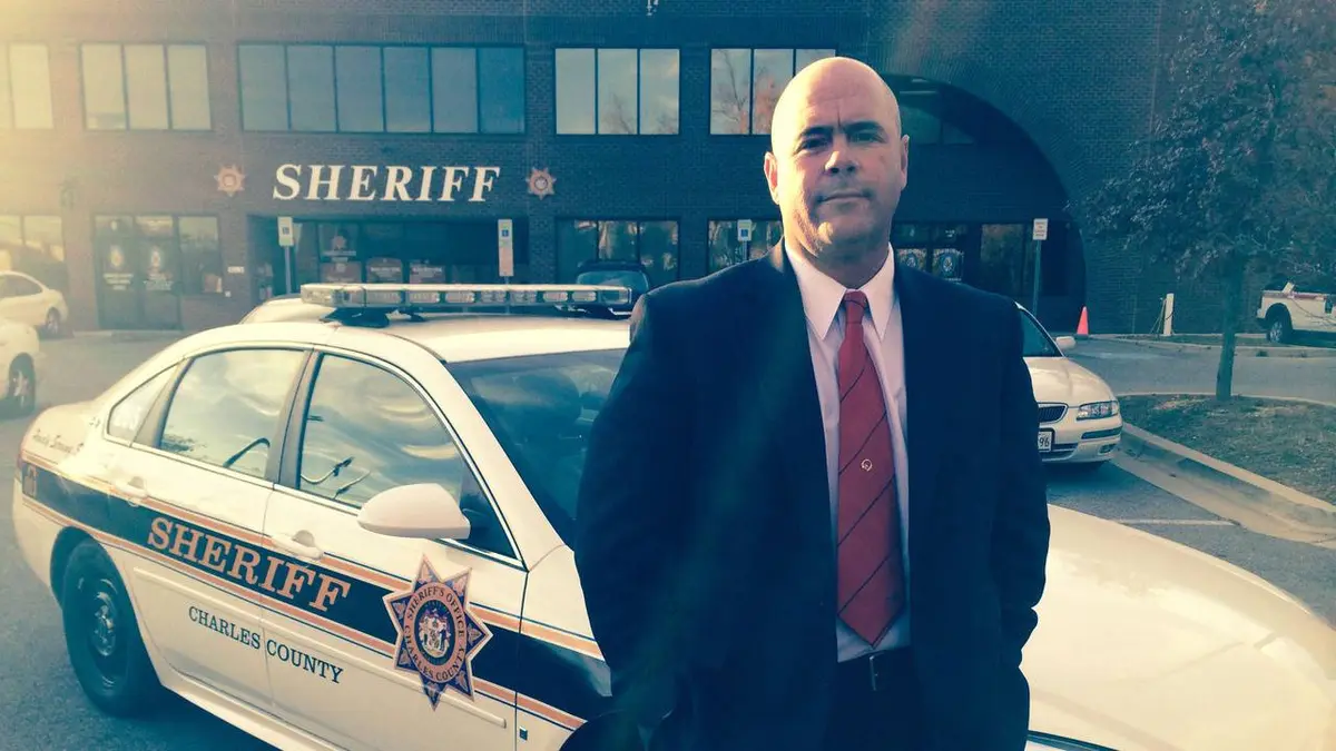 Le tueur d'à côté S02E01 Le locataire